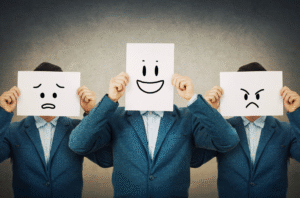 Persona interactuando con clientes mientras se muestran elementos visuales y verbales que transmiten emociones.